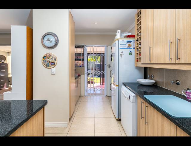 3 BEDROOM FREESTANDING TO LET IN SUNNINGDALE